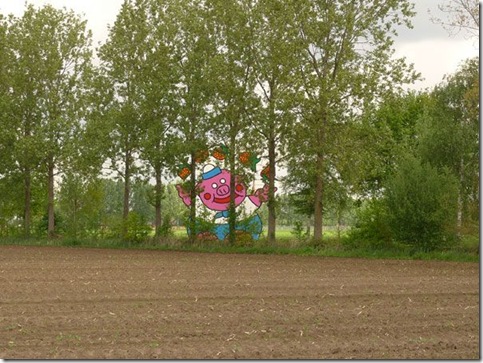 Florentijn Hofman (Pig Juggeling With Strawberries) 2