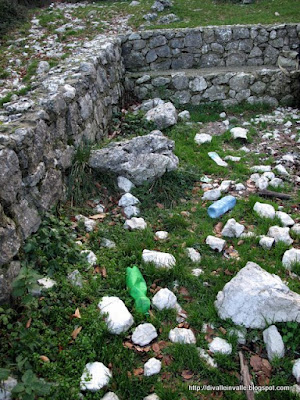 Rifiuti alla Fontana di San Berardo (Paolisi)