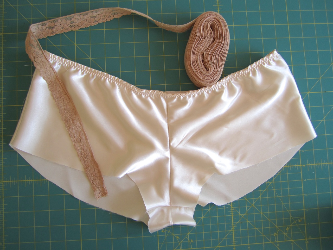 A Few Threads Loose: French Knickers Sew Along Let's add some lace!