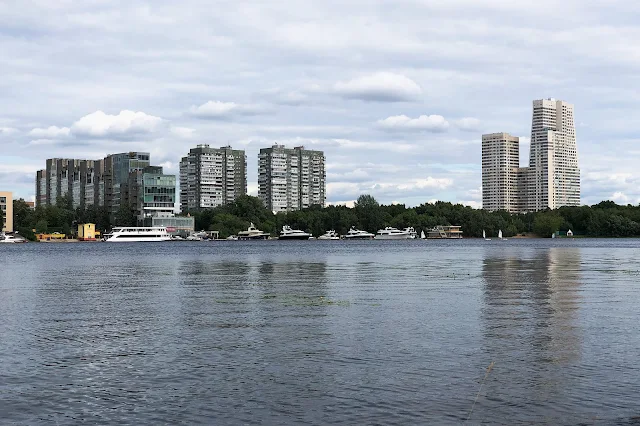 парк «Покровский берег», Химкинское водохранилище, вид на жилой комплекс «Город яхт», жилой комплекс «Лебедь», жилой комплекс «Северный парк»