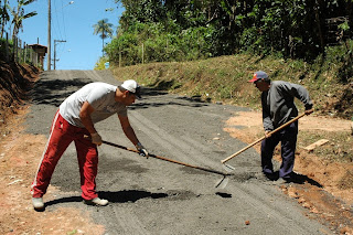 Trabalhadores fizeram o ensaibramento da R. Guandu para o nivelamento da pista