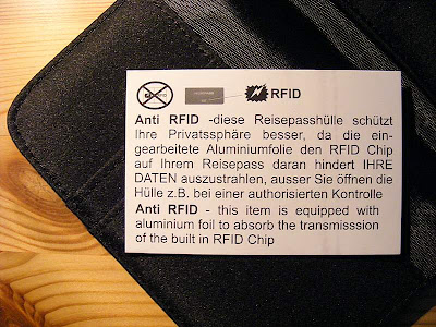 Zettel zu Reisepasstasche mit Informationen über die Schutzfunktion der Tasche gegen unbefugtes Auslesens des RFID-Chips auf dem Reisepas