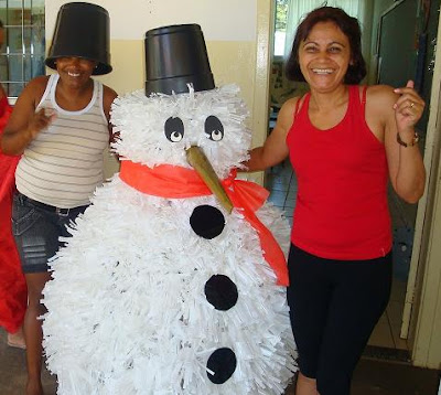 Passo a passo de boneco de neve com copos descartáveis