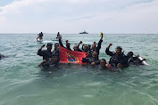 Danrai Arhanud Yonmarhanlan I Belawan Selaku  Danup Kibarkan Bendera di Bawah Laut 