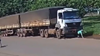 Idosa sobrevive após ser derrubada e atropelada por carreta; vídeo