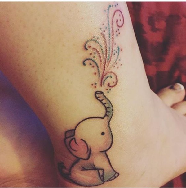 Um elefante sentado sopra um fluxo de cores a partir de seu tronco esta tatuagem.