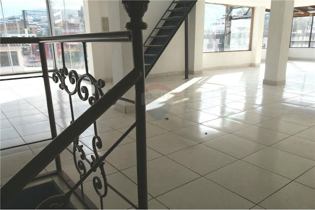 Propiedad comercial, casa esquinera de venta en La Mariscal con 5 locales listos para arrendar, situada en un sector de gran actividad comercial, financiera y turística. Quito, Ecuador