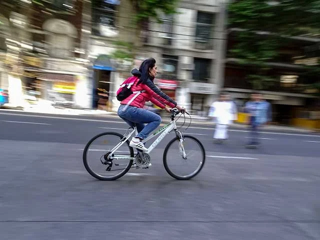 Chica en bicicleta por la ciudad