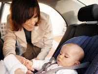 4 Kesalahan Yang Sering Orangtua Lakukan Saat Si Kecil Duduk Di Car Seat Bayi