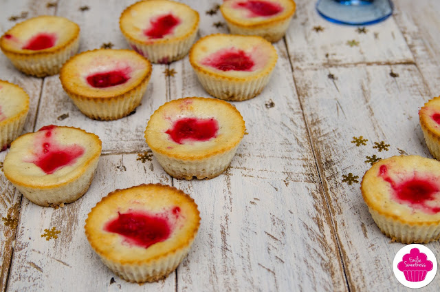 Mini-cheesecakes cuits à la vanille et aux framboises: