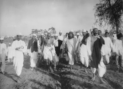 1930: Marcha de la sal. https://pinceladasdelpasado.blogspot.com/2021/01/mahatma-gandhi-el-arma-de-la-no.html