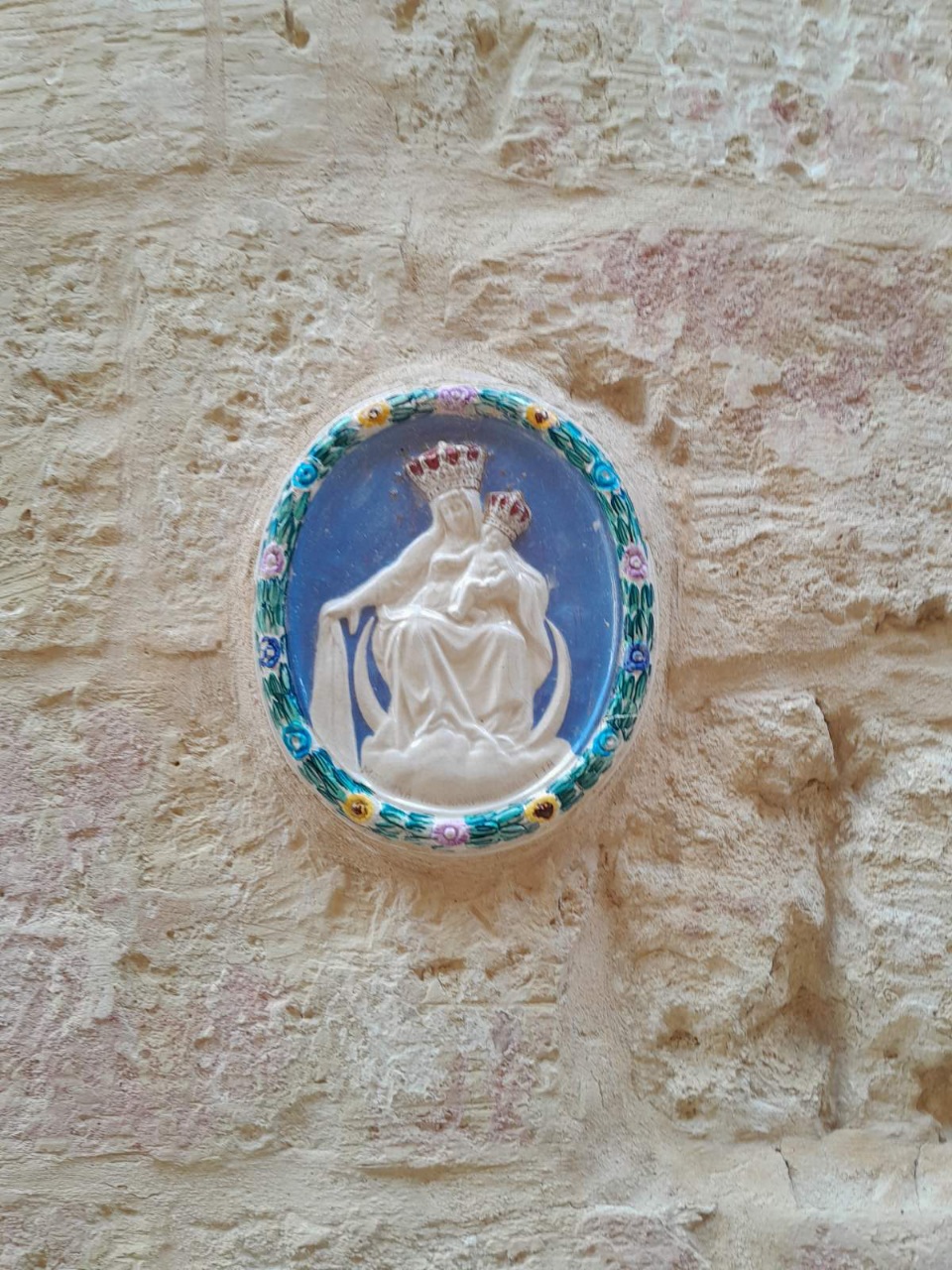 Keramički ukras na zidu, žena drži bebu