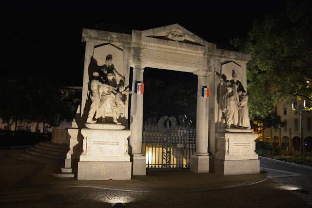 Nimes by night