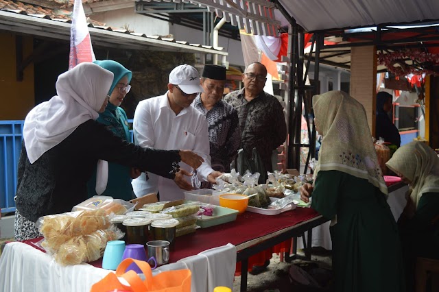 Camat Subang Beserta Istri Eksplor Pameran di Desa Tangkolo, Dukung Produk Lokal