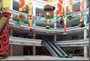 800px-NewSouthChinaMall-Court