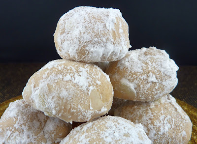 A tower or round gingerbread snowballs, covered in powdered sugar.