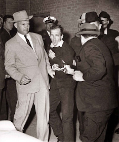 Lee Harvey Oswald es disparado por Jack Ruby en Dallas