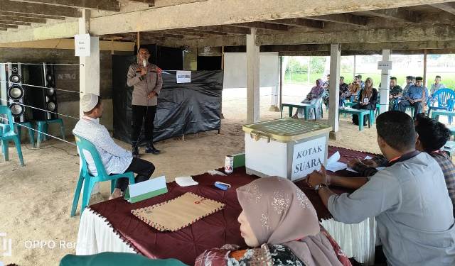 Kapolsek Idi Tunong Polres Aceh Timur Memantau Langsung Jalanya Pemilihan Geuchik