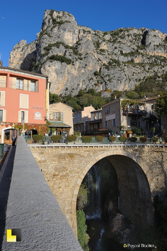 le spectaculaire pont de moustiers photo pascal blachier