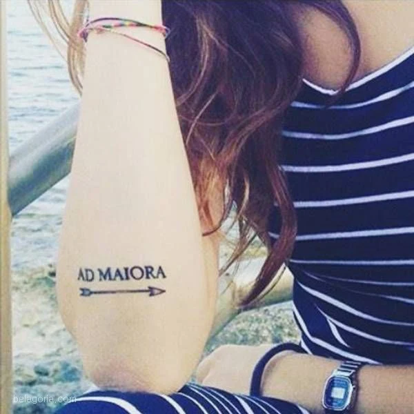 tatuaje ad maiora en el brazo