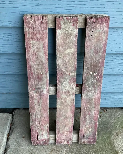 Photo of rustic pallet portion