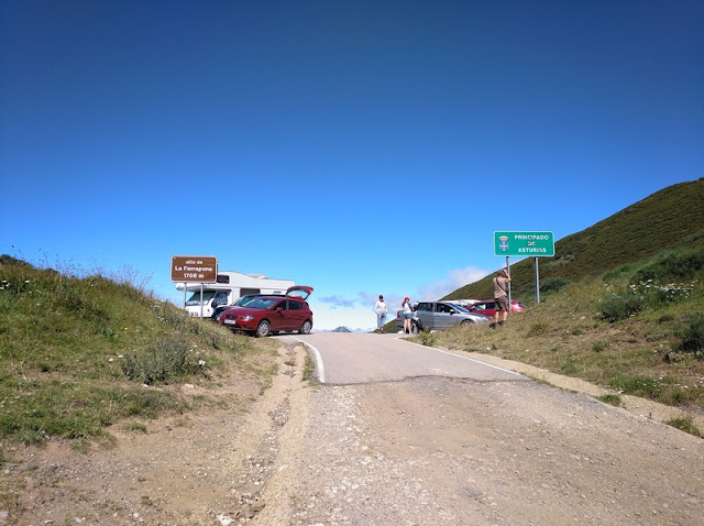 Llegada al Alto de la Farrapona desde Torrestio por la pista de tierra