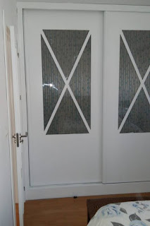 Armario empotrado de dormitorio con puertas lacadas a medida