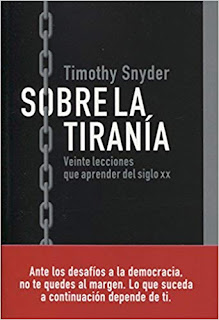 Portada del libro Sobre la tiranía, de Timothy Snyder.