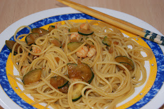 Pasta con calabacín y langostinos