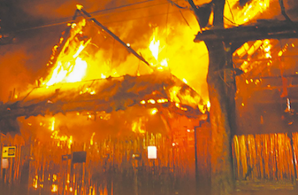 Arde 5ta Av: Prenden fuego a restaurantes de zona turística de Playa del Carmen, “La Perla”, “Muelle 3” y “Axiote”, hay un detenido