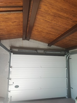 Garaje-prefabricado-cubierta-panel-sándwich-imitación-teja-Madera-interior