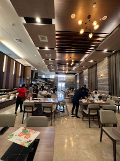 推薦CP值高的宜蘭親子飯店旅館松風文旅,房間內裝和飯店設施都剛整修過不久，整體說來很新。服務人員非常親切有禮，松風文旅雖然沒有一般飯店有的健身房，溫泉SPA等設施，但是親子遊戲間以旅館來說算蠻大的，頂樓戶外泳池風景也漂亮，房價平日大約三千多元一晚，暑假假日六七千一晚，比起宜蘭其他親子飯店便宜。