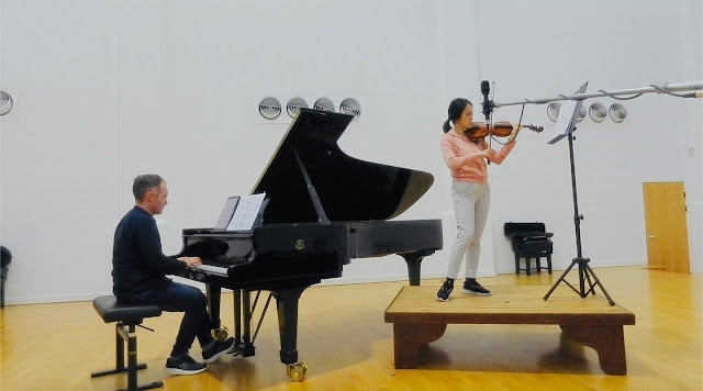 Simon Callaghan & Midori Komachi recording their Vaughan Williams album