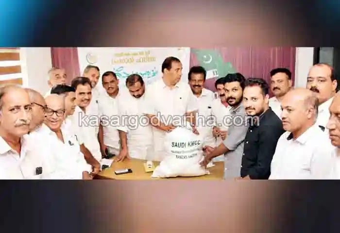 News, Kerala, Kasaragod, Saudi KMCC, Ramadan Relief, Ramadan, Saudi KMCC distributed Ramadan relief kits.