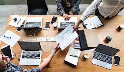 Grupo de personas trabajando en una mesa