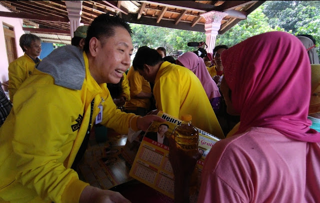 Datangi Warga Teras Boyolali, Henry Indraguna Bagikan Ratusan Liter Minyak Goreng Gratis