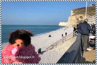 monchhichi, kiki, kiki le vrai, falaise d'etretat, normandie, éboulement seine maritime