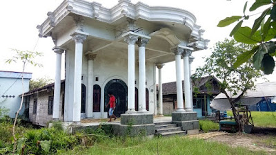 Rumah ini Bagian Depannya Mewah Banget, Tapi Lihat Sampingnya malah Bikin kaget