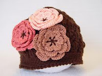 Topi bayi perempuan warna coklat dengan bunga pink