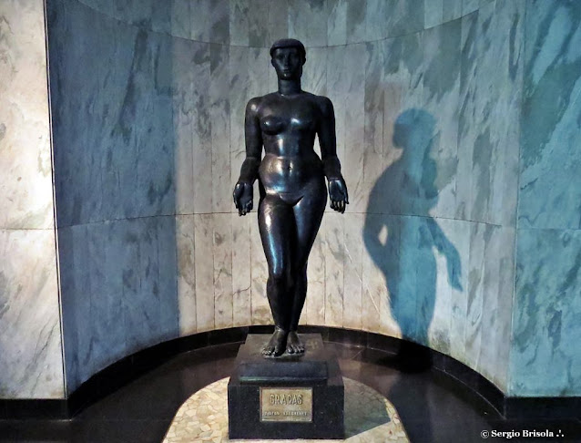 Vista ampla da Escultura Graça I - Galeria Prestes Maia - Centro - São Paulo