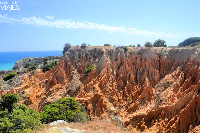 Formaciones rocosas cerca de la Praia da Marinha, Algarve