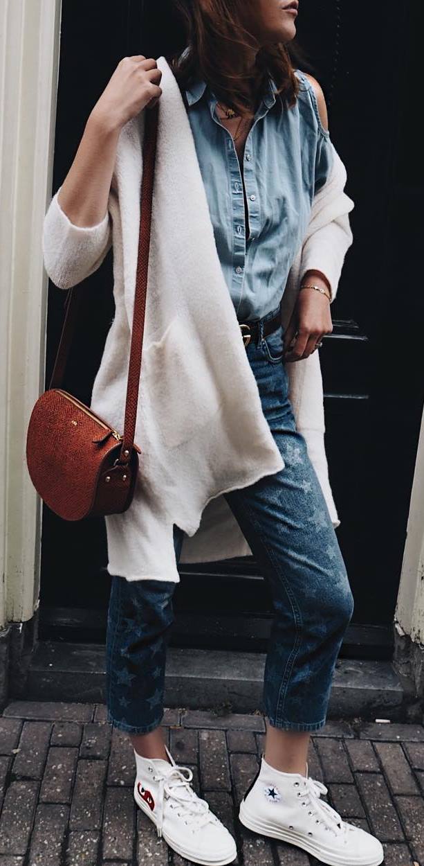 fall casual outfit idea : white cardi + bag + denim shirt + printed jeans + sneakers