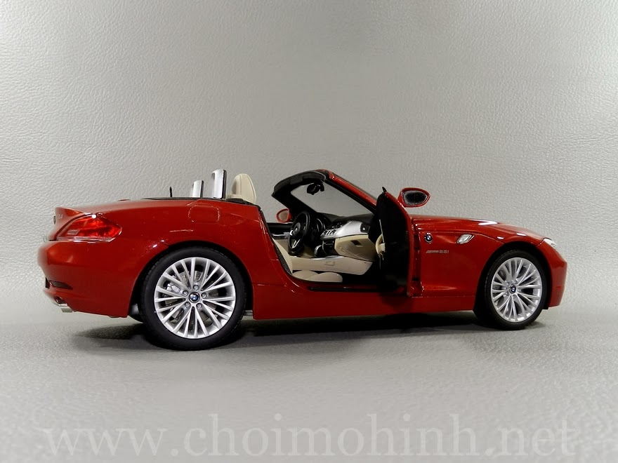 BMW Z4 sDrive35i (E89) 1:18 Kyosho door