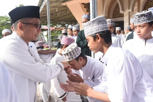 Jelang Idul Adha, Wako Hendri Septa Serahkan Hewan Kurban di Beberapa Lokasi di Padang