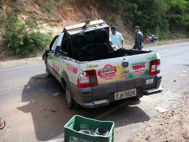 Veículo do Bonerjão Supermercado capota na serra entre Serrinha e Martins