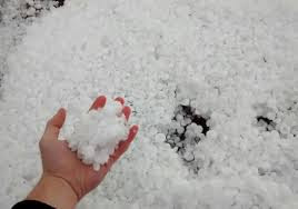 A foto traz a quantidade de granizo que caiu no forte temporal na Região do Vale dos sinos. Muitos estragos para as casas da população e a agricultura. 