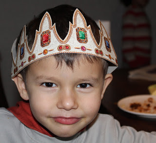British tradition of paper crowns on Christmas