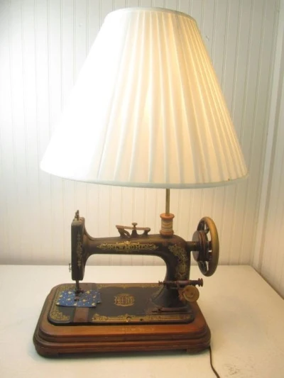 Lampu meja yang terbuat dari mesin jahit vintage
