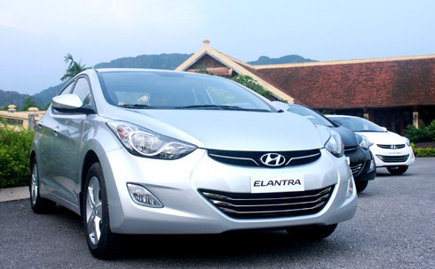 hyundai-elantra-1-6-at-va-elantra-1-8-at-gia-699-trieu-tai-viet-nam