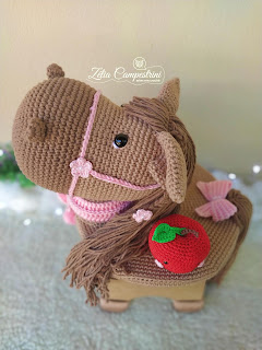 Banquinho de Cavalinho em Amigurumi - Zélia Campestrini - Artes em Crochê